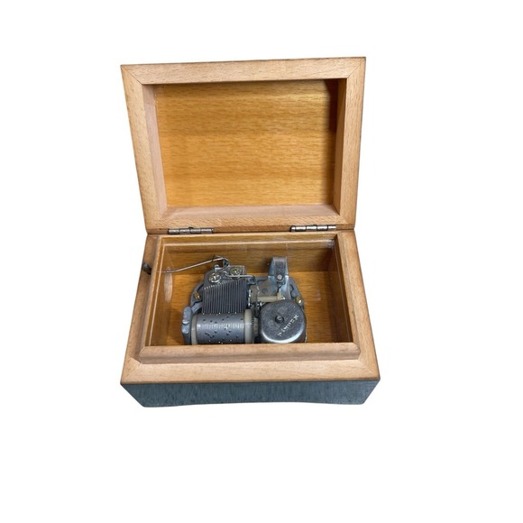 Vintage‎ Wooden Laquered Small Music Box Made in Italy Girl Trinket Works - Picture 9 of 10